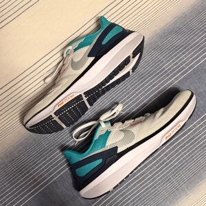 Nike Women's Structure 25 Teal and White Running Shoes